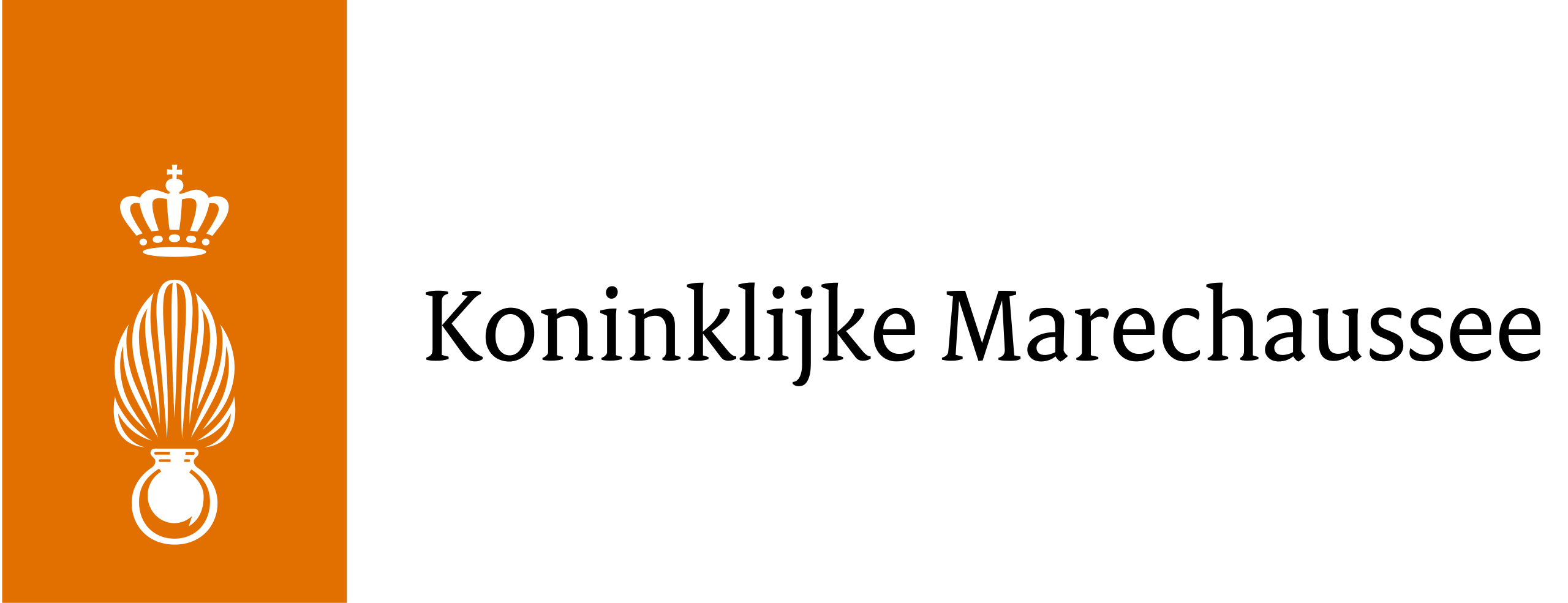 Logo van de Koninklijke Marechaussee met een witte springende granaat en kroon op een oranje achtergrond naast zwarte tekst.