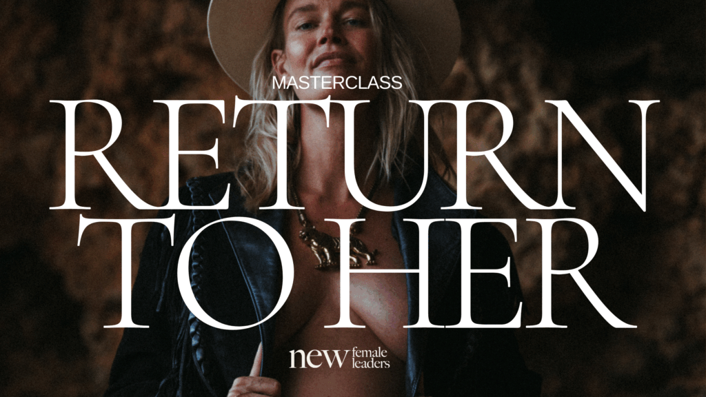 Vrouw in leren jas en hoed poseert zelfverzekerd voor de promotie van de masterclass "Return to Her" van New Female Leaders.