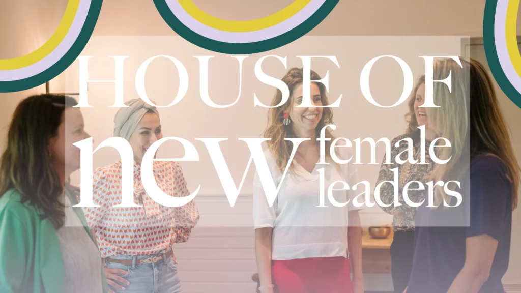 Vijf lachende vrouwen staan samen in gesprek in een warme, informele setting met de tekst "House of New Female Leaders" over de afbeelding heen.