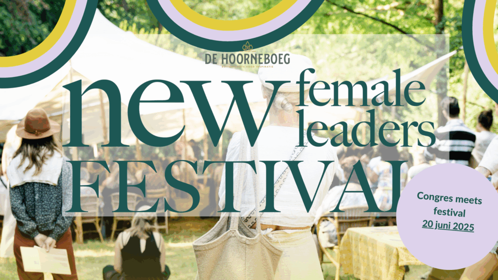 Buitenfestival New Female Leaders Festival 2025 met bezoekers in een groene, bosrijke omgeving.