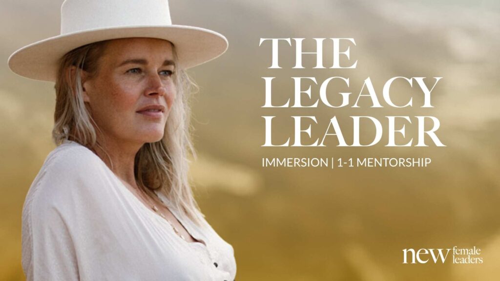 Vrouw met hoed kijkt in de verte naast tekst over het 1-op-1 mentorshipprogramma "The Legacy Leader" van New Female Leaders.