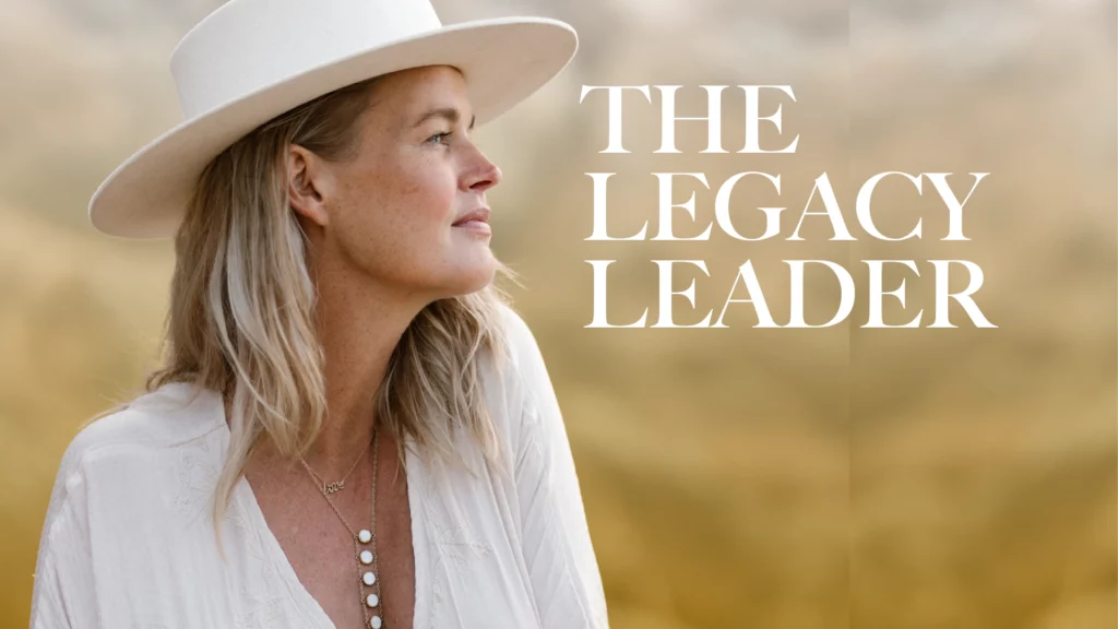 Vrouw met hoed kijkt in de verte naast de tekst "The Legacy Leader" in een natuuromgeving, ter illustratie van het mentorshipprogramma van Caroline Glasbergen.