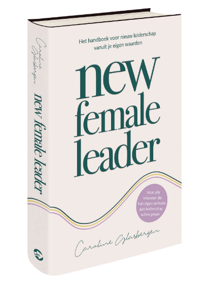 Boek met de titel "New Female Leader" van Caroline Glasbergen over nieuw leiderschap vanuit eigen waarden.