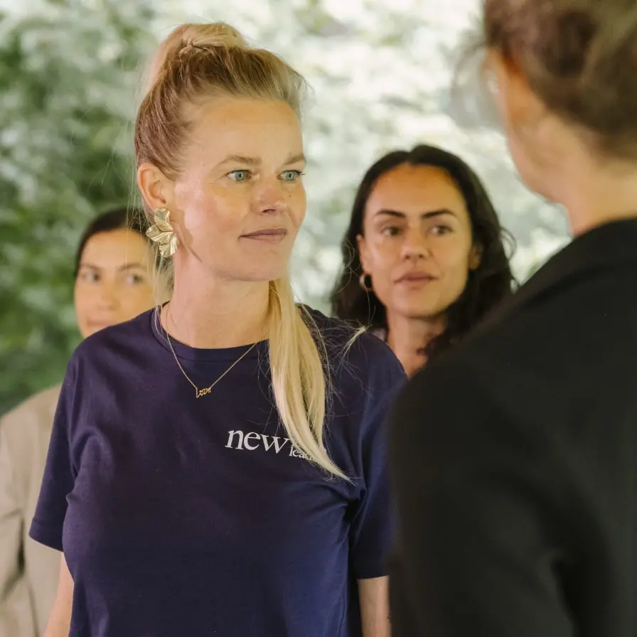 Caroline Glasbergen in gesprek met andere vrouwen tijdens een bijeenkomst van House of New Female Leaders.