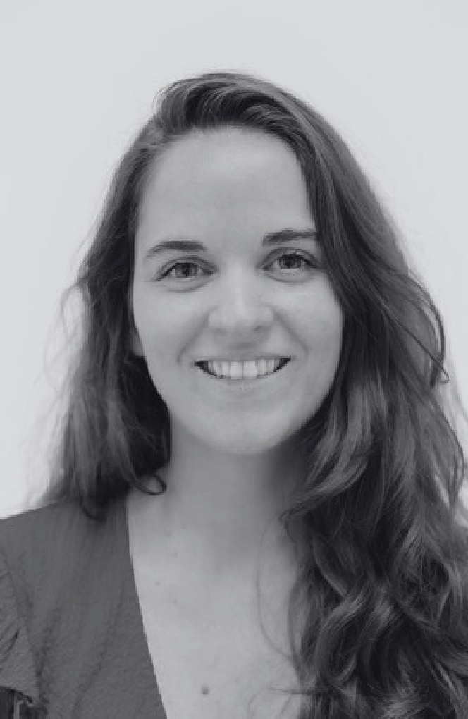 Zwart-wit portret van Ellen Huizenga, een business strategist, die glimlachend in de camera kijkt.