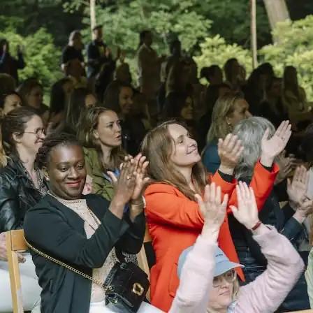 Bezoekers applaudisseren enthousiast tijdens het New Female Leaders Festival bij het House of NFL.