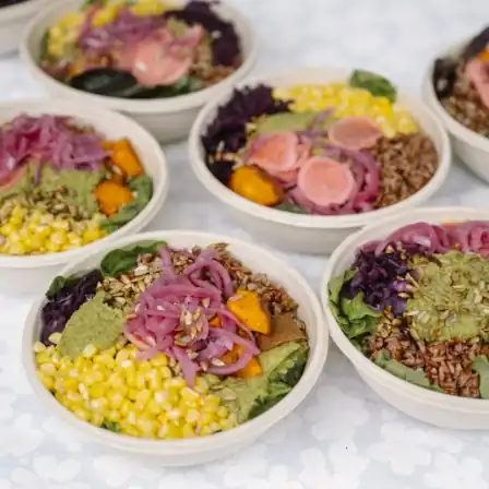 Verschillende kleurrijke en gezonde saladebowls opgediend tijdens het New Female Leaders Festival – House of NFL Food.