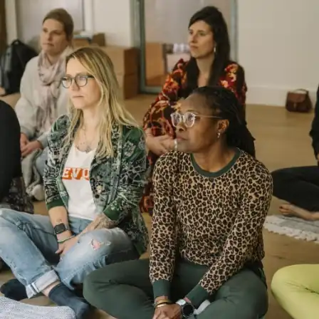 Groep vrouwen luistert aandachtig tijdens een sessie op het New Female Leaders Festival – House of NFL.