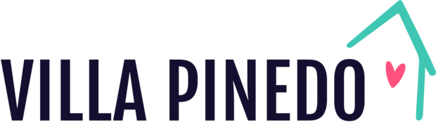 Logo van Villa Pinedo met de naam in donkerblauwe letters en een gestileerd turquoise dakje met een roze hartje.